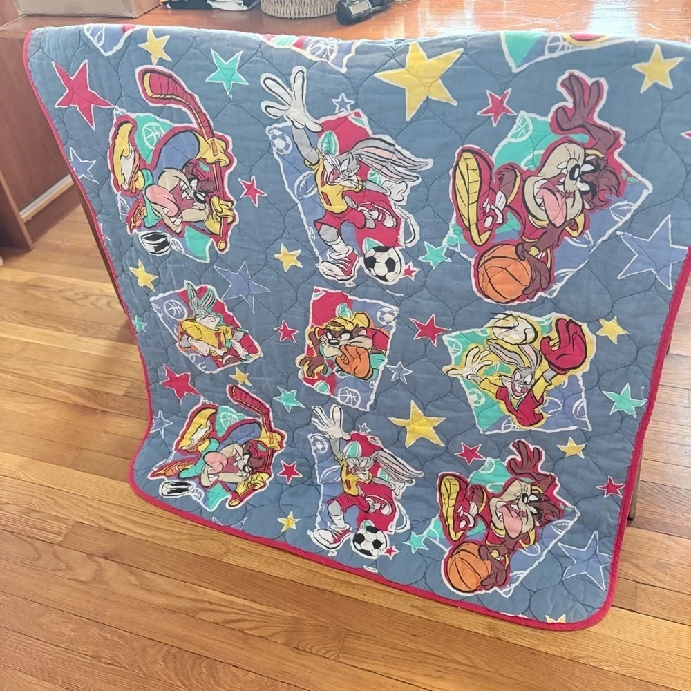Vintage 1997 Looney Tunes Sports Tweety Bugs Bunny Taz Quilted Blanket 42” X 54”